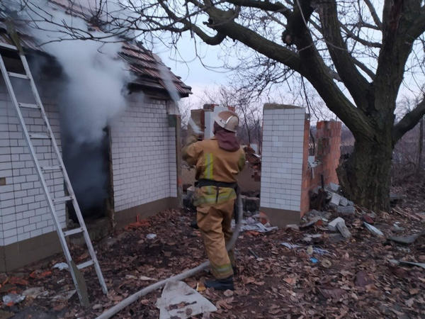 В Кураховской громаде загорелось заброшенное здание