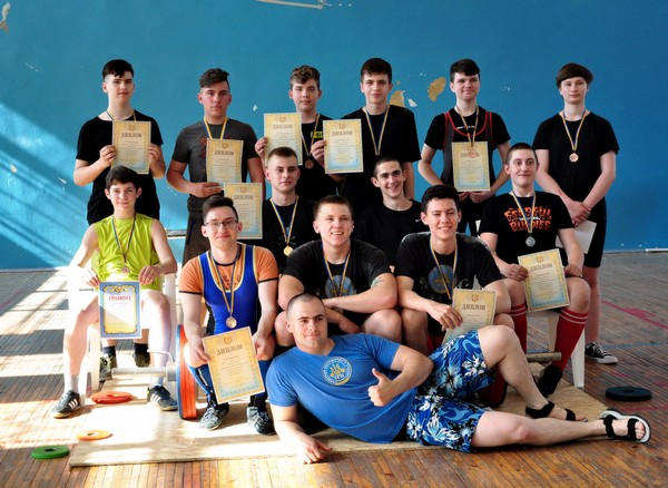 В Курахово определили победителей чемпионата города по пауэрлифтингу