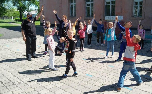 Школьников Кураховской громады оригинально учат правилам дорожного движения