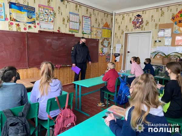 Полицейские Курахово учат детей противодействовать буллингу