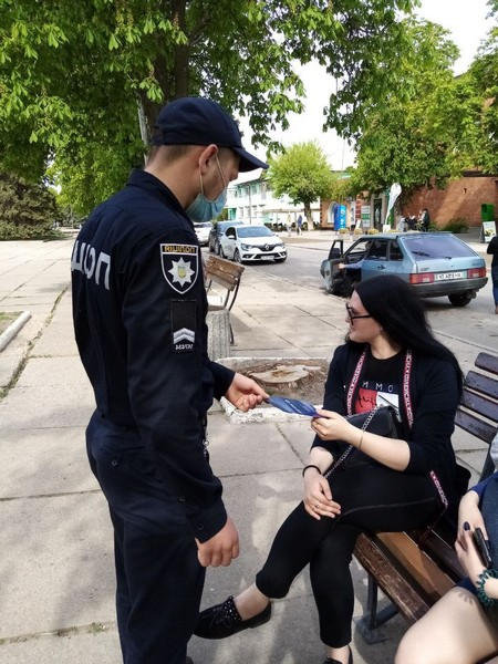 Полицейские рассказывают жителям Курахово, как уберечь свое имущество