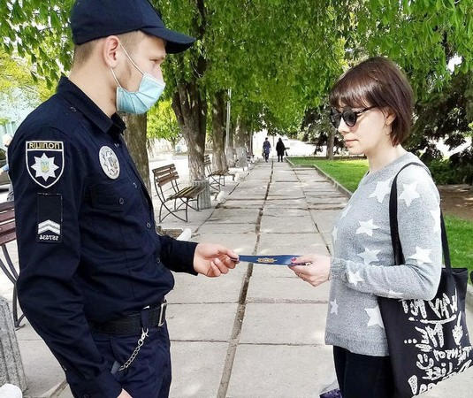 Полицейские рассказывают жителям Курахово, как уберечь свое имущество