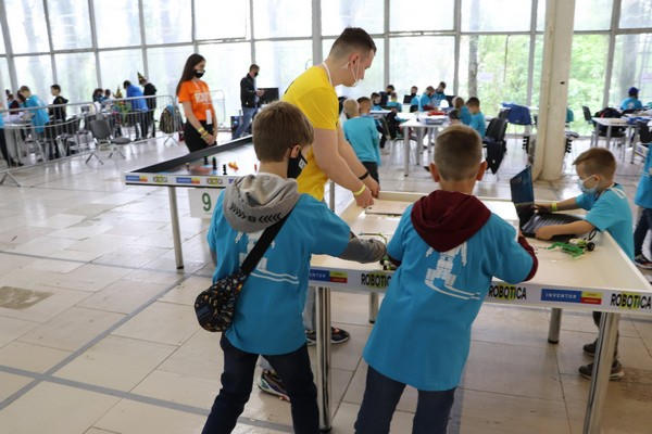 Команда из Угледара феерично выступила на Всеукраинской олимпиаде по робототехнике «Robotica»