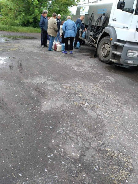 Из-за отсутствия питьевого водоснабжения в Красногоровку вынуждены привозить воду