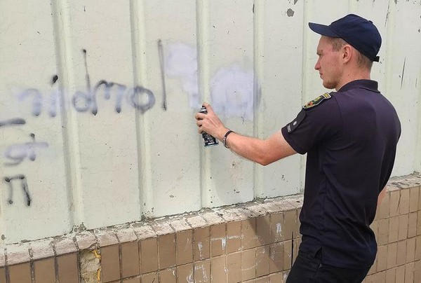 Как в Курахово полицейские борются с рекламой наркотиков