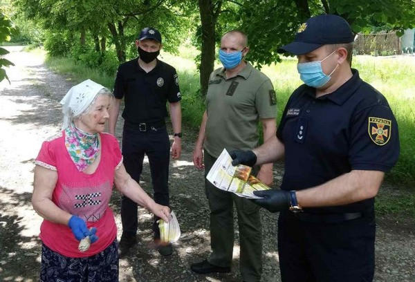 Участковые офицеры полиции Курахово проводят профилактику для предупреждения пожаров