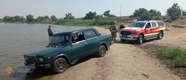 В Курахово, чтобы вытащить застрявший в песке автомобиль, пришлось привлекать спасателей
