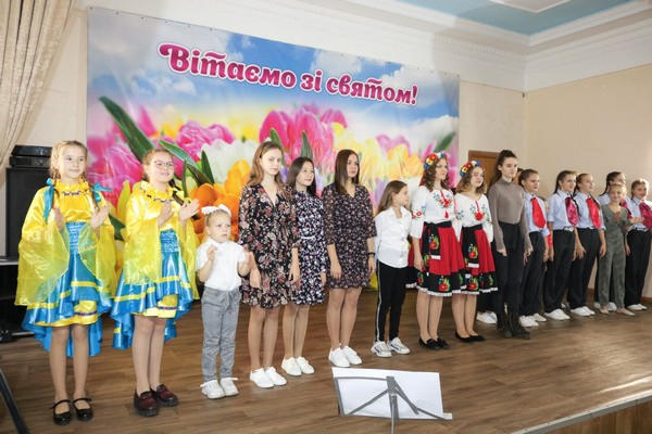 Педагогов Марьинской громады торжественно поздравили с профессиональным праздником