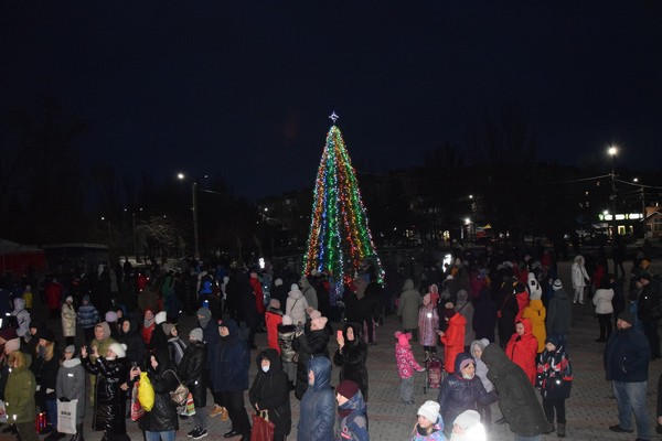 Как выглядит главная новогодняя елка в Угледаре