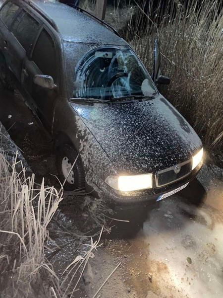 Вблизи Курахово автомобиль застрял в грязи: пришлось вызывать спасателей