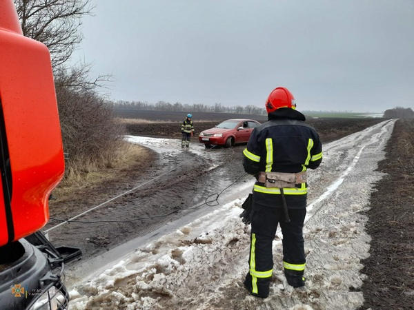 В Великоновоселковской громаде застрявший в грязи автомобиль пришлось вытаскивать спасателям