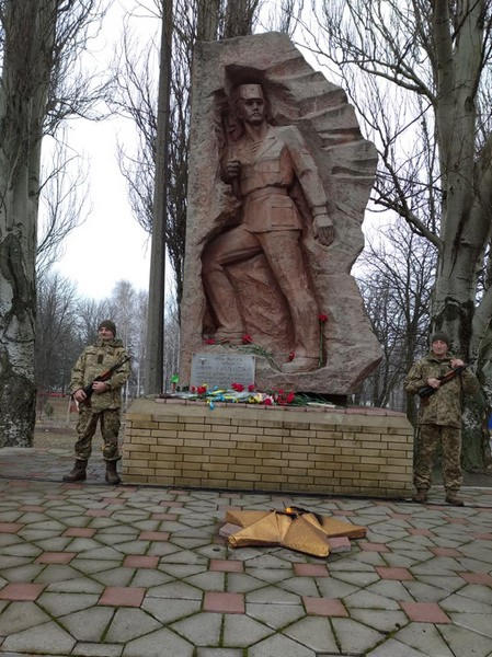 В прифронтовой Марьинке почтили память погибших воинов-интернационалистов
