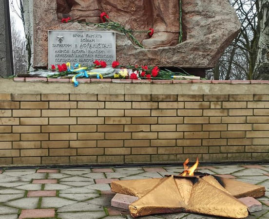 В прифронтовой Марьинке почтили память погибших воинов-интернационалистов