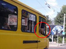 Пассажиры донецких маршруток высовывают в окна попы (фото)