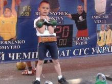 Второклассник из Марьинского района, мечтающий стать «спецназовцем», обладает богатырской силой (фото)