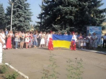 В Марьинке торжественно отметили День Флага Украины (фото)