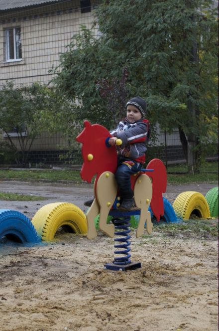 В Курахово торжественно открыли игровые и спортивные детские площадки (фото)