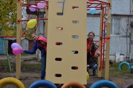 В Курахово торжественно открыли игровые и спортивные детские площадки (фото)