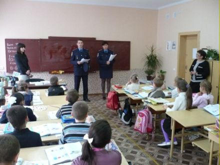 Школьники Марьинки пишут письма милиционерам (фото)
