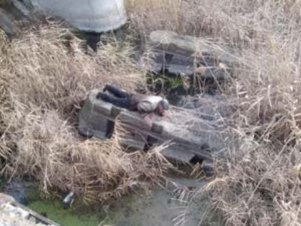 В Курахово мужчина упал с дамбы на волнорез под шлюзами (фото)