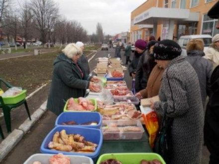 В Марьинке прошла продовольственная ярмарка (фото)