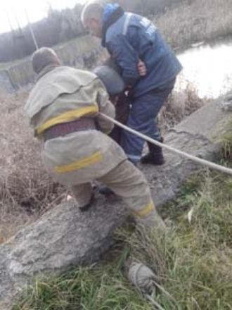 В Курахово мужчина упал с дамбы на волнорез под шлюзами (фото)