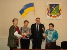 В Марьинском районе три женщины удостоены звания “Мать-героиня” (фото)