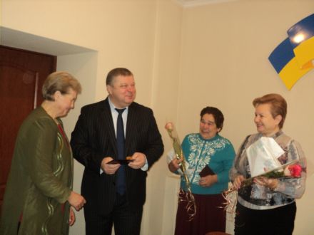 В Марьинском районе три женщины удостоены звания "Мать-героиня" (фото)