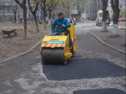 Компания "Параллель" отремонтировала дорожное покрытие в одном из дворов Курахово (фото)