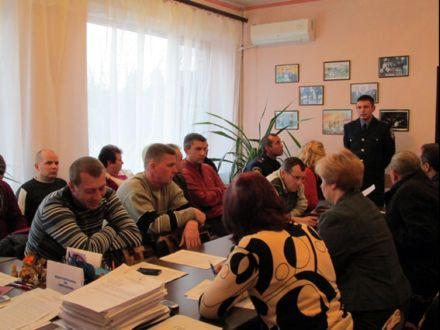 Участковые инспекторы Марьинки отчитались перед местными депутатами (фото)