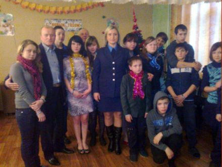Донецкие милиционеры поздравили с Новым годом воспитанников реабилитационного центра Марьинского района (фото)