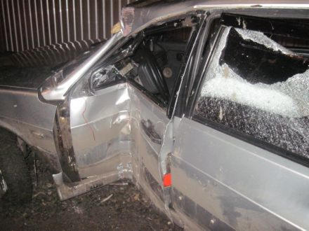 В Марьинском районе пьяный 19-летний парень угнал у собутыльника автомобиль и разбил его (фото)