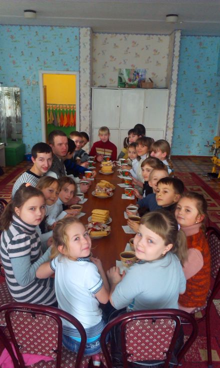 Детям-инвалидам Марьинского района подарили познавательную праздничную программу (фото)