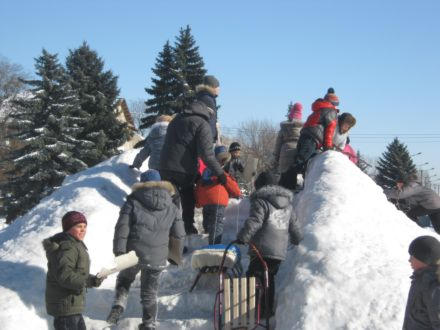 В Курахово детям подарили снежную горку (фото)