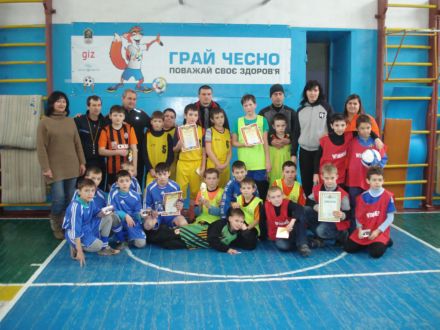 В Марьинском районе определили лучшую школьную минифутбольную команду (фото)
