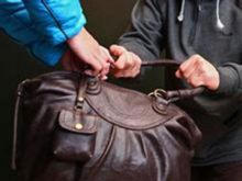 Житель Марьинки отбирал женские сумочки в Селидово