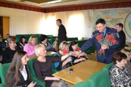 Коллектив Марьинского районного отдела милиции поздравил своих очаровательных женщин-коллег с 8 марта (фото)