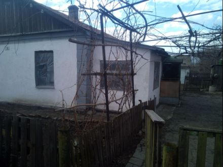 В Марьинском районе 17-летний парень трижды совершал кражи в одном и том же доме (фото)