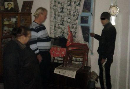 В Марьинском районе 17-летний парень трижды совершал кражи в одном и том же доме (фото)