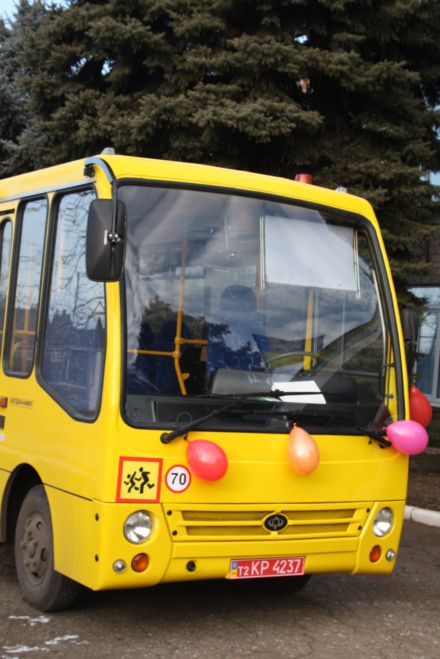 Одной из школ Марьинского района торжественно вручили новый школьный автобус (фото)