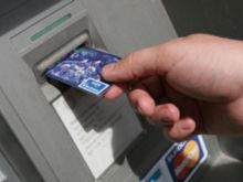 Жительница Красногоровки полгода тайком снимала деньги с банковской карты своей соседки