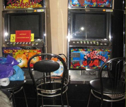 В Курахово под вывеской "Продаю" скрывался салон игровых автоматов (фото)
