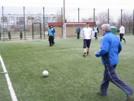 Как работники Селидовской исправительной колонии № 82 играли в футбол в Курахово (фото)