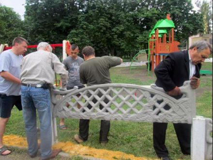 Благодаря ветеранам милиции и небезразличному предпринимателю в Марьинке привели в порядок детсую площадку (фото)