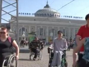 Председатель организации инвалидов Марьинского района помог 35 беженцам переехать в Одессу (видео)