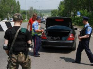 На блокпосту в районе Марьинки вооруженные ДНРовцы вместе с работниками милиции жестко проверяют документы
