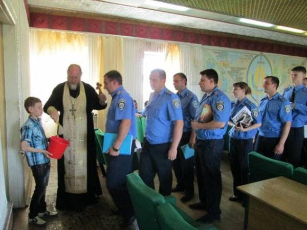 Накануне религиозного праздника марьинских правоохранителей посетил священнослужитель (фото)