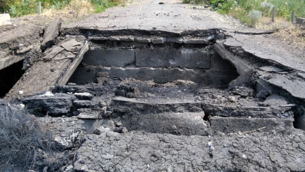 В Марьинском районе взорвали мост (фото, видео)