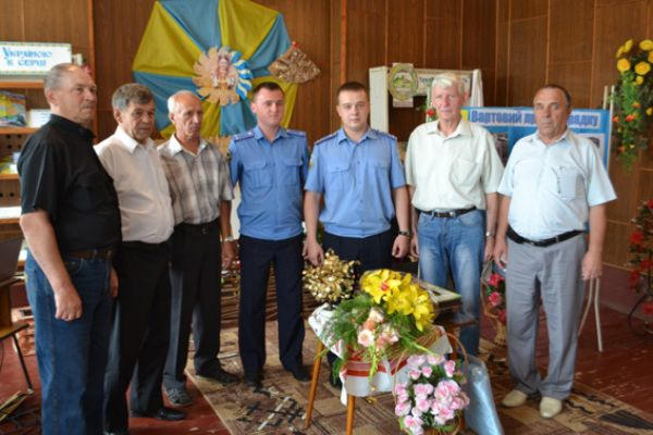 В Марьинском районе торжественно поздравили с юбилеем ветерана внутренних дел (фото)