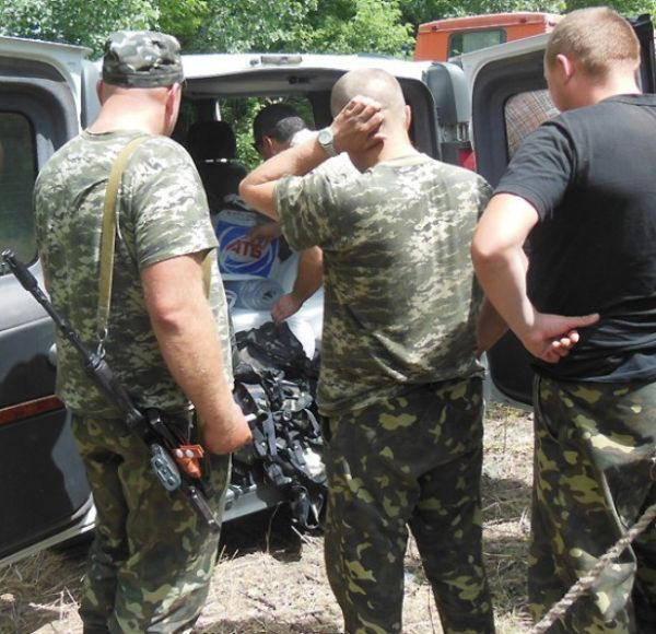 Безымянная дворняжка дегустирует еду, которую кураховцы приносят украинским солдатам (фото)